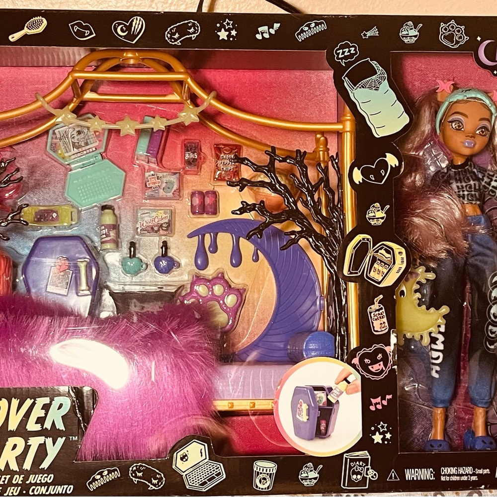 Monster high Clawdeen Wolf and Draculaura with bedroom set, new